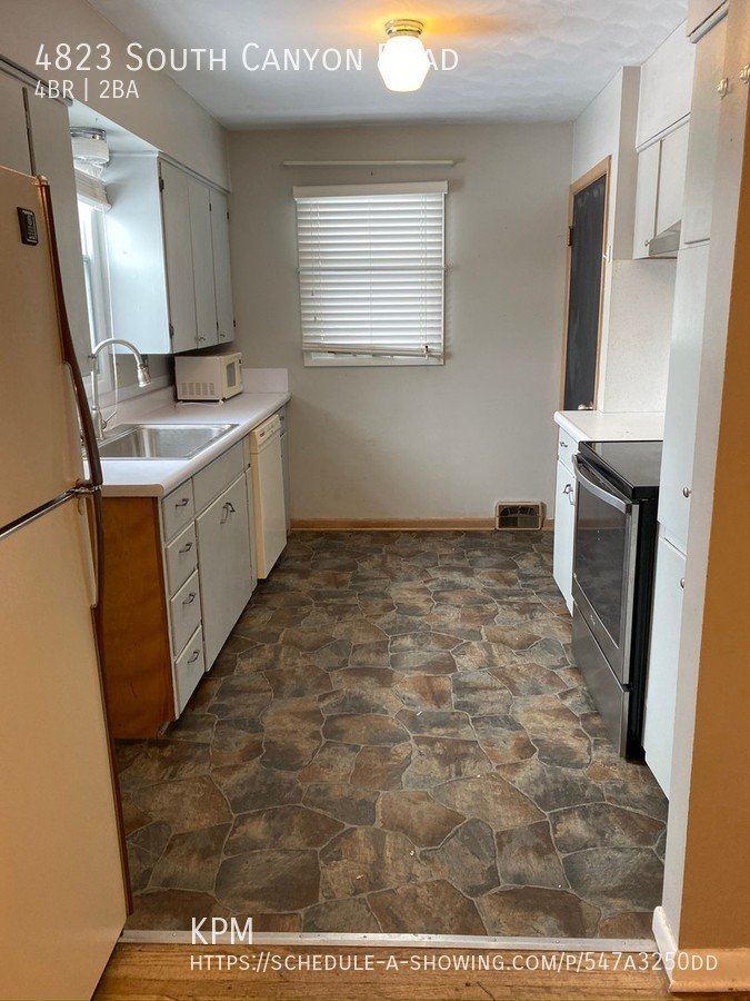 4 BEDROOM | 2 BATH | LARGE FENCED IN YARD | WEST property image